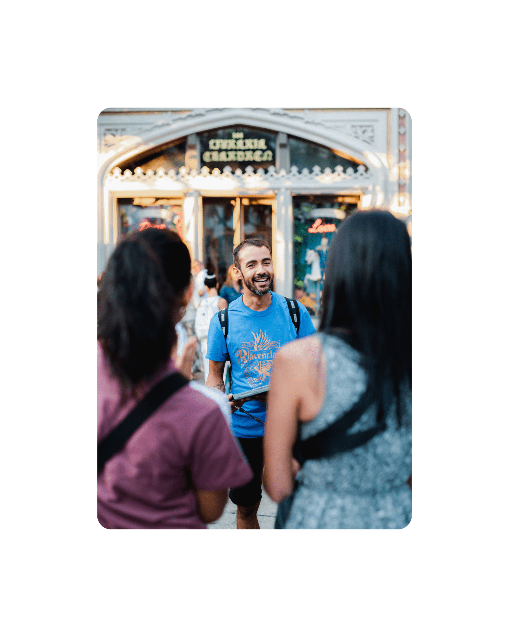 Vinicius Otaviano guiding a group of tourists in Porto