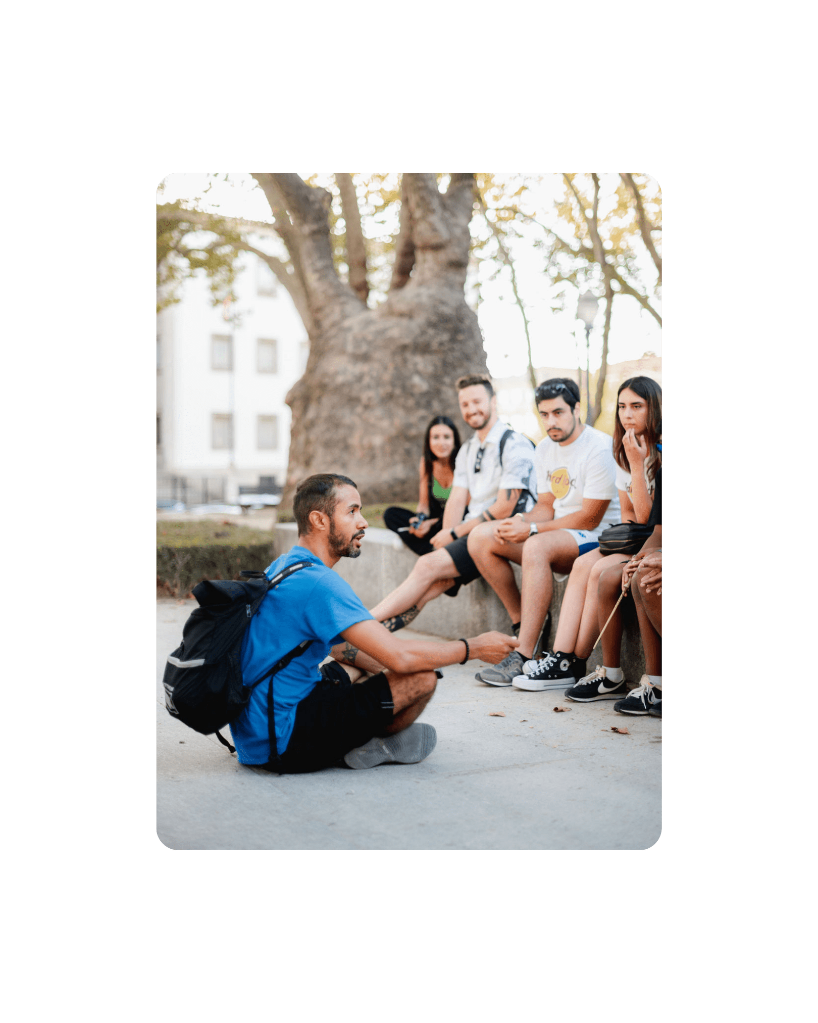 Vinicius Otaviano guiding a group of tourists in Porto
