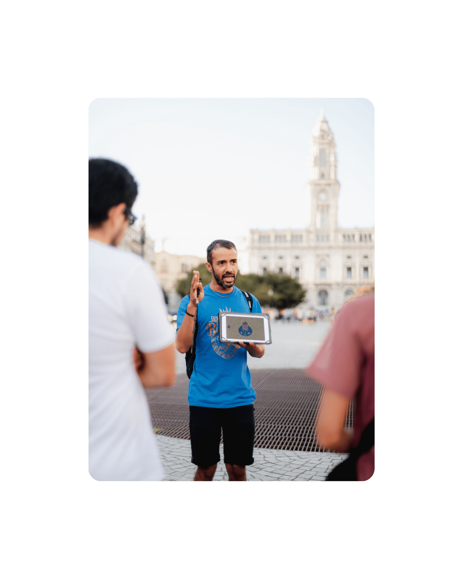 Vinicius Otaviano guiding a group of tourists in Porto